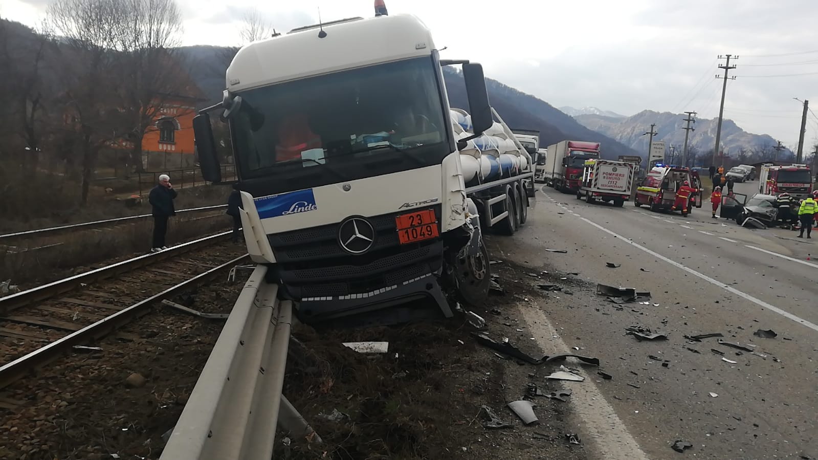 Accident mortal pe centura orașului Călimănești. Circulația feroviară este oprită