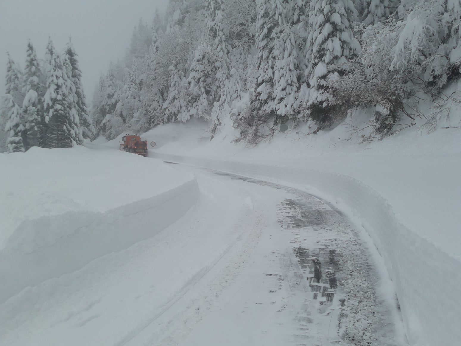 Zăpadă de peste jumătate de metru la Bâlea Cascadă. ”Istoria se repetă!”. GLUMĂ de 1 APRILIE
