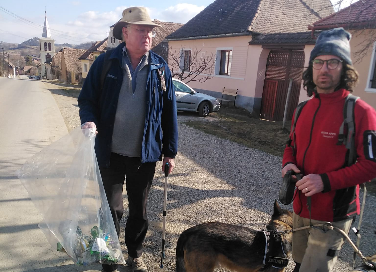 Un scoţian şi un francez s-au apucat să strângă deșeurile de plastic din Saschiz: „Nu cred că mai avem vreo şansă de educa adulţii, aşa că trebuie să învăţăm copiii”
