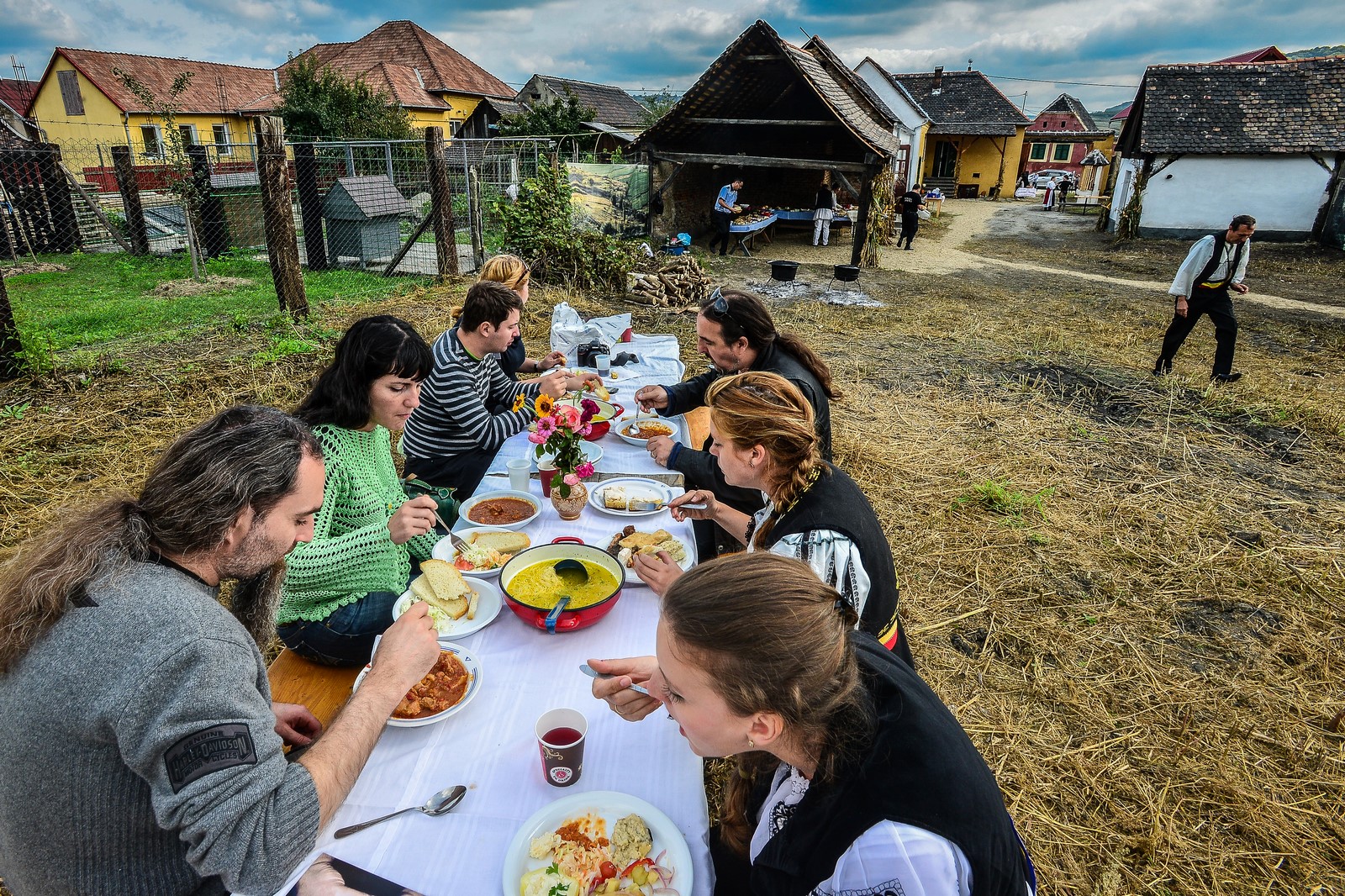 Sunteți gospodari, gătiți bine și sănătos? Aflați cum puteți face profit înființând un punct gastronomic local