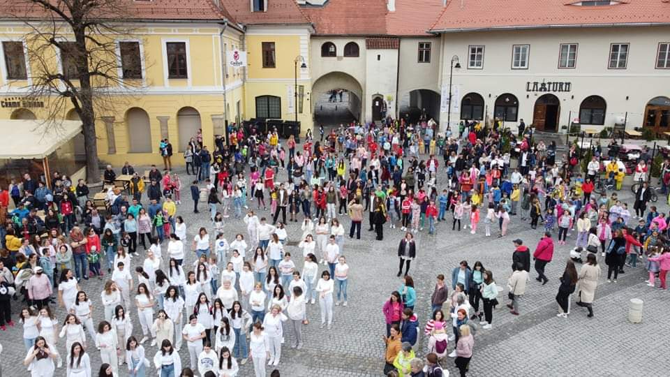 VIDEO – Multă energie și tinerețe la cel mai mare flash mob din România, organizat în week-end, la Sibiu