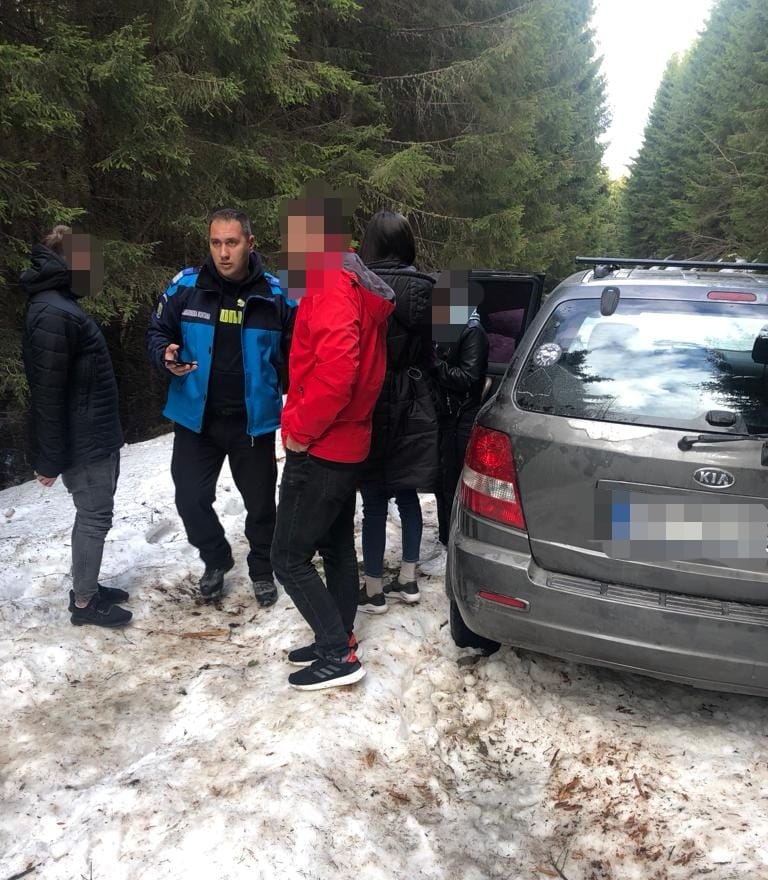 Mașini blocate în zăpadă, în weekend, în munți. Șapte bărbați au fost salvați de jandarmii sibieni