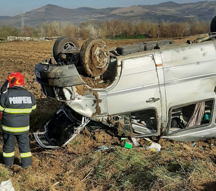 Microbuz cu 12 persoane răsturnat între Mediaș și Brateiu. Cinci victime au ajuns la spital