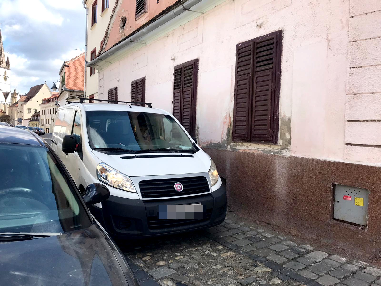 „Deschid obloanele, șoferii mi le închid”. Problemele unei sibience, din cauza mașinilor parcate în centrul istoric