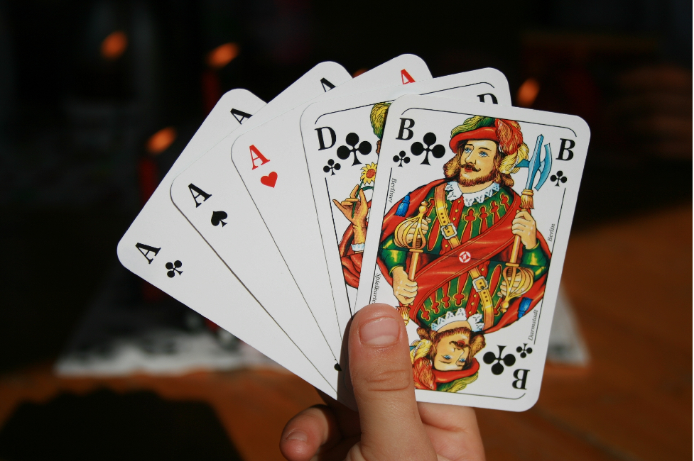 Strategii eficiente de blackjack online pe care le poți folosi pentru a câștiga astăzi