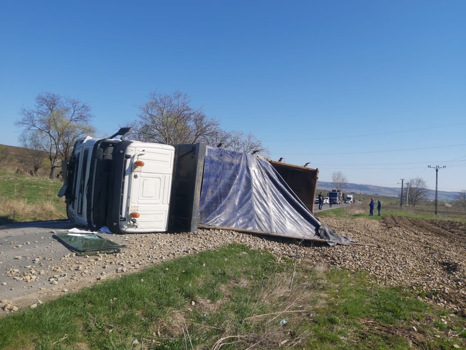 TIR răsturnat în drum spre Dobârca. Pasagerul a fost rănit