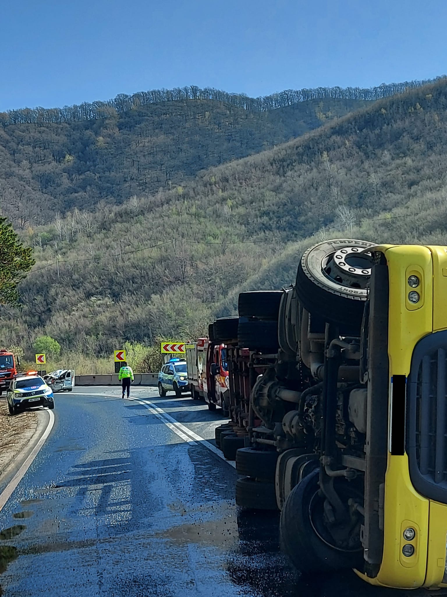 Actualizare TIR răsturnat peste o mașină, la Boița: două persoane au fost rănite