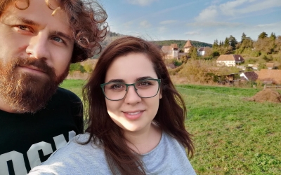Doi tineri au lăsat Bucureștiul pentru un sat din județul Sibiu. „Este un vis realizat”