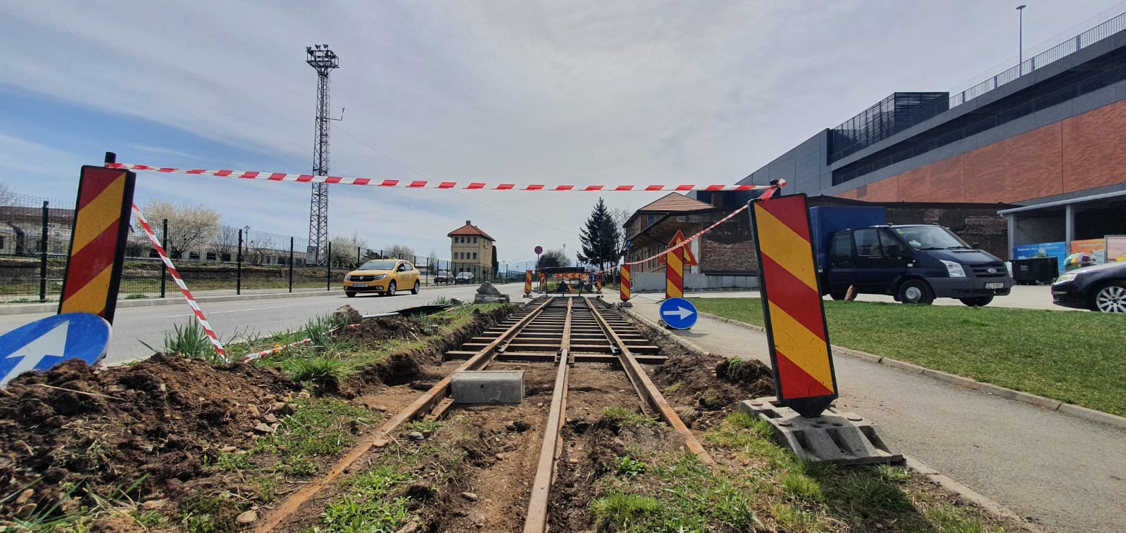 Se remontează șinele mocăniței de lângă mall. „Nu vom avea mocănița pentru turiști în centru, în următorii cinci ani”