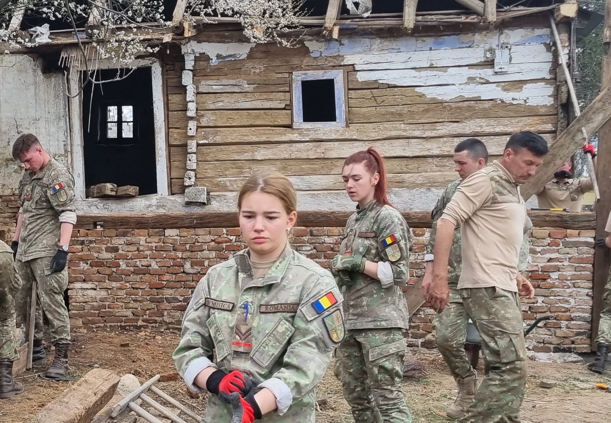 FOTO Ultima casă românească din lemn a Sibiului este restaurată cu ajutorul studenților de la AFT