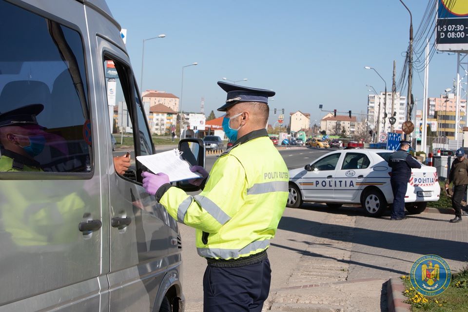 Polițiștii sibieni îndeamnă șoferii la prudență de Florii. Vor fi echipaje în toate zonele circulate