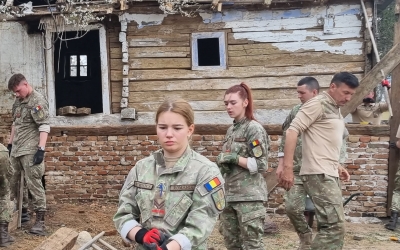 FOTO Ultima casă românească din lemn a Sibiului este restaurată cu ajutorul studenților de la AFT