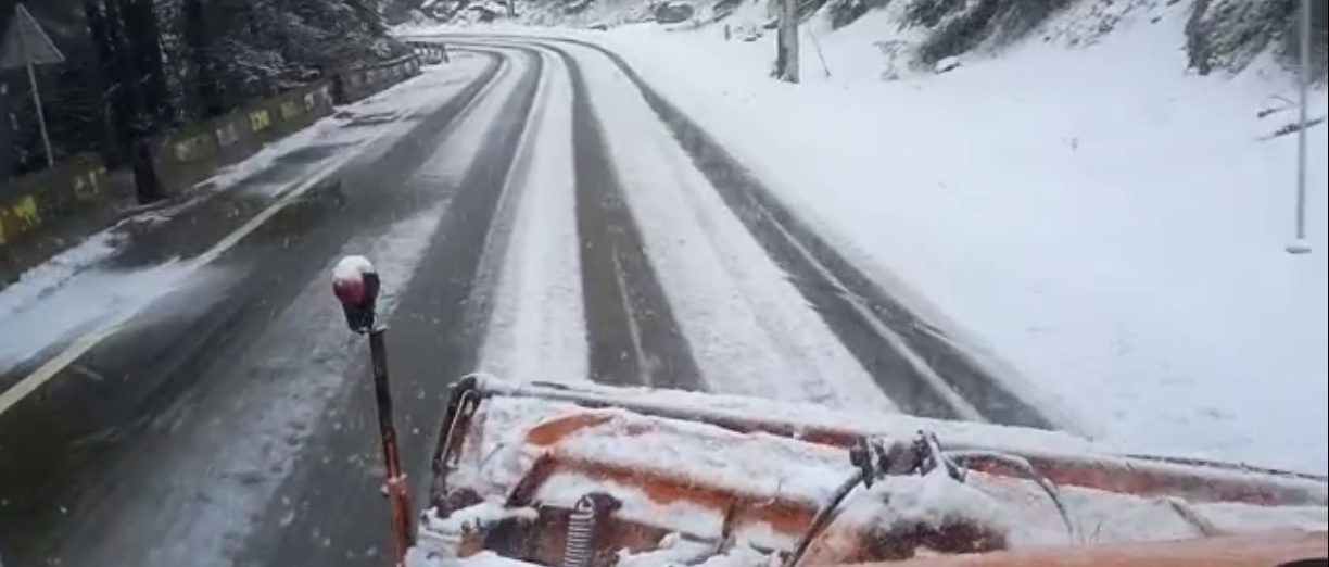 VIDEO Drumarii intervin pe Transfăgărășan. Două tone de sare s-au împrăștiat pe DN7C