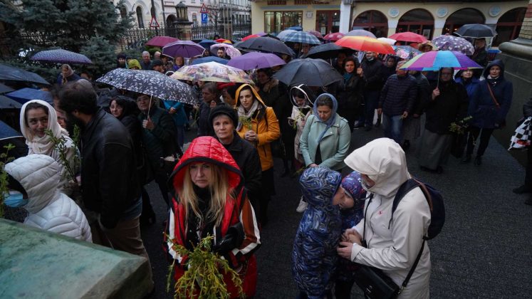 FOTO Zeci de sibieni au participat la procesiunea de Florii în ciuda ploii și a frigului