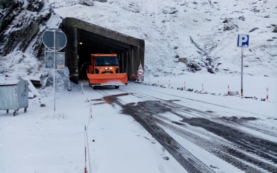 Iarna s-a întors la munte. Ninge pe Transfăgărășan