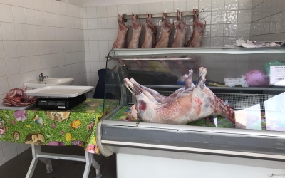 Carnea de miel, căutată de sibieni și după scumpiri. „O dată pe an cumpărăm”