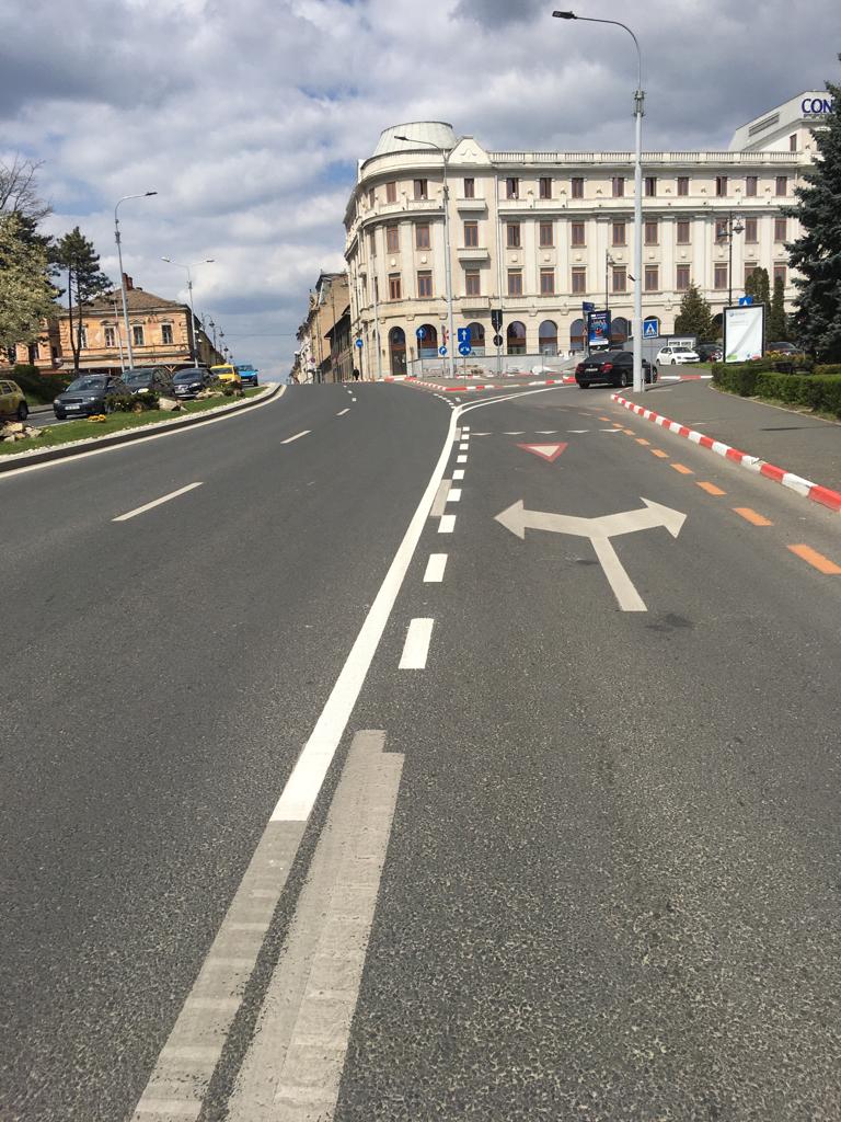 Au fost refăcute marcajele din zona giratoriului Piața Unirii. „S-a eliminat punctul de conflict la schimbarea benzilor”