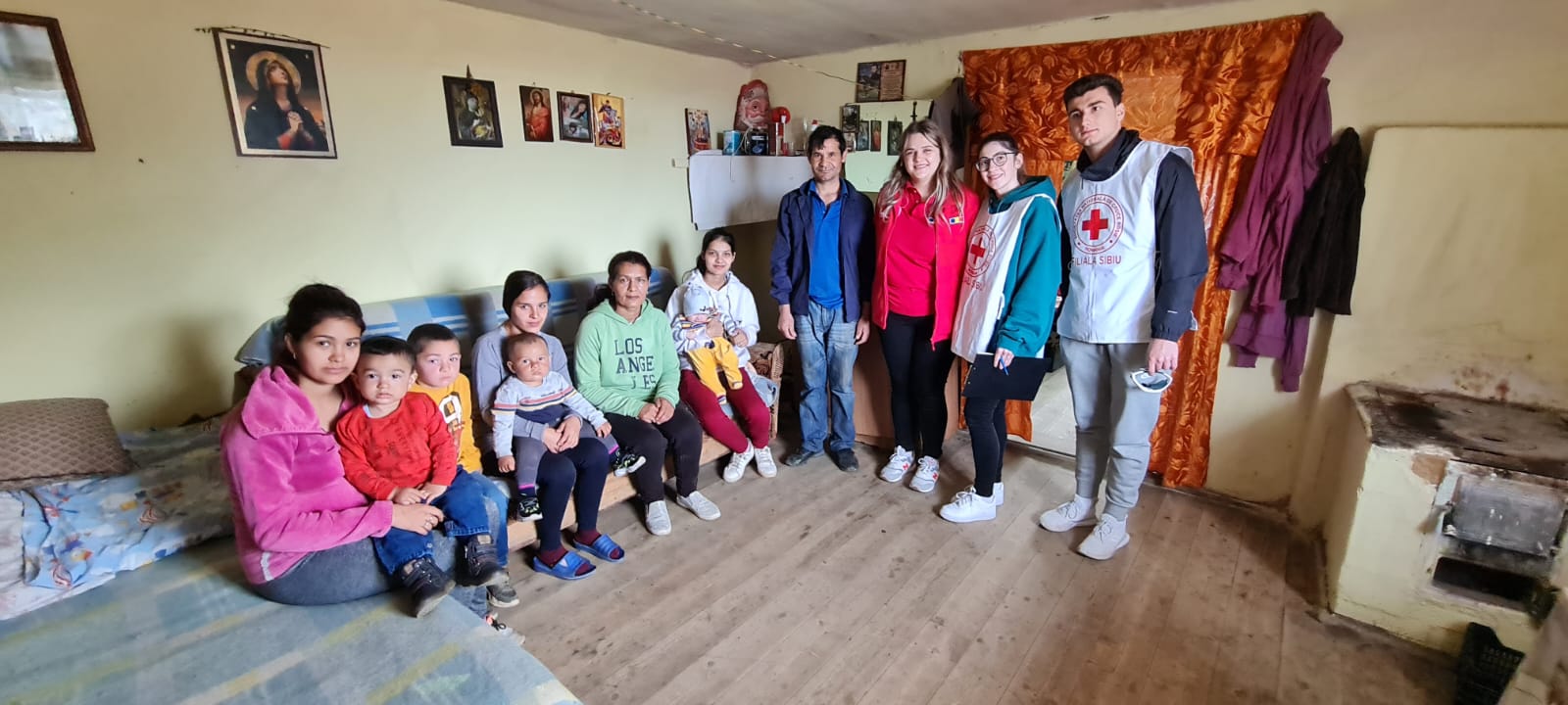 Voluntarii de la Crucea Roșie Sibiu au oferit tichete sociale persoanelor nevoiașe