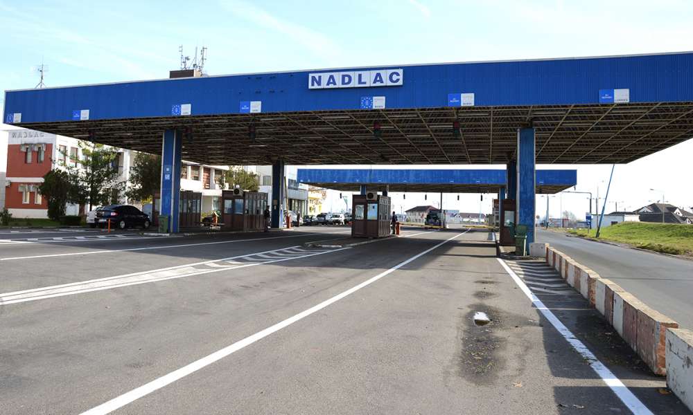65 de cetăţeni străini au încercat să treacă ilegal frontiera la Vama Nădlac 2, ascunşi în două automarfare