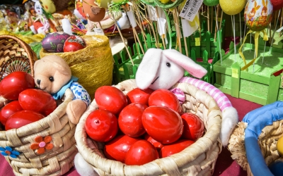 Ce facem de Paști, la Sibiu? Participăm la petreceri tematice, ne plimbăm cu mocănița și mergem la slujba de Înviere