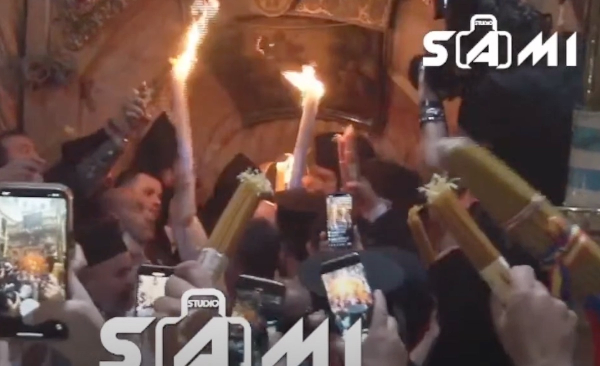 Cum se aprinde Sfânta Lumină la Sfântul Mormânt. O istorie impregnată cu banii din turism și suspiciuni de înșelătorie