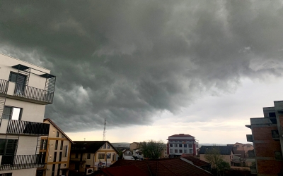 Cod galben de ploi și vijelii, luni, în județul Sibiu