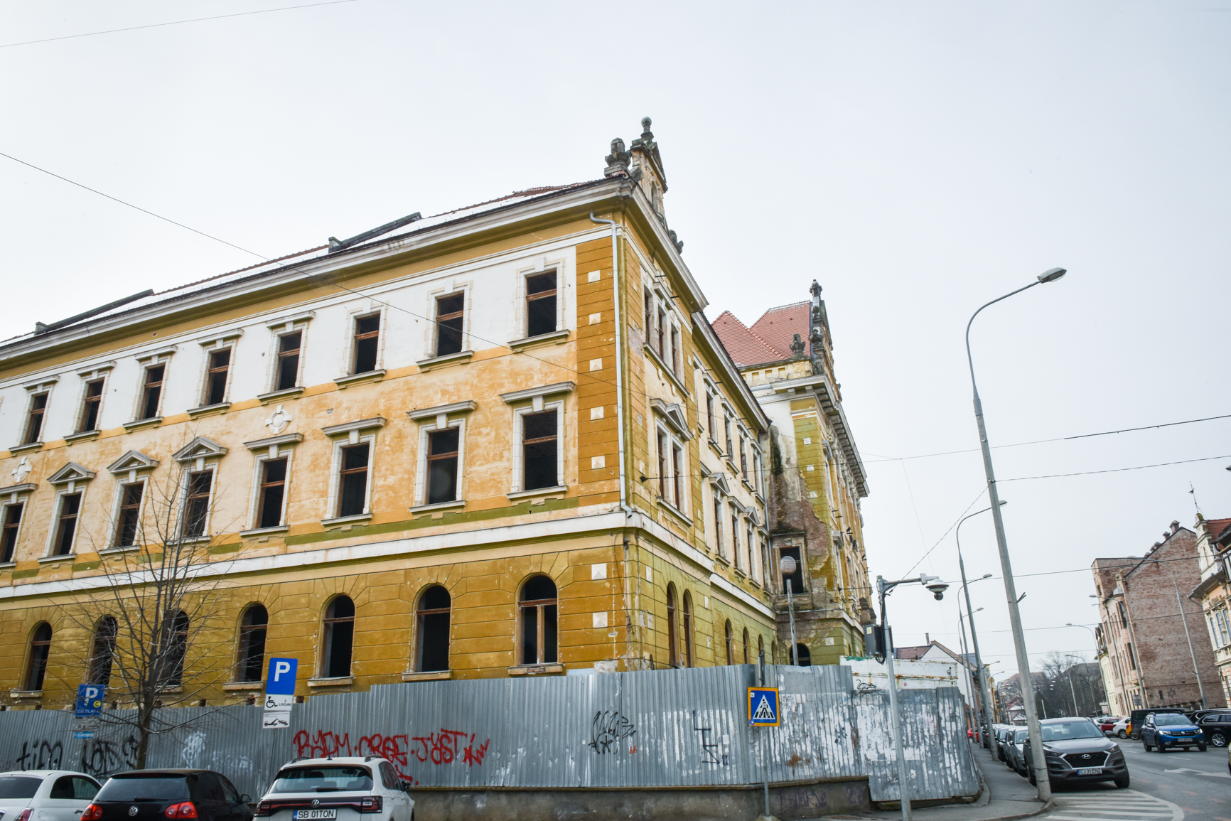 Nu primesc oferte de preț: ruina Tribunalului din centrul Sibiului nu poate fi scoasă la licitație
