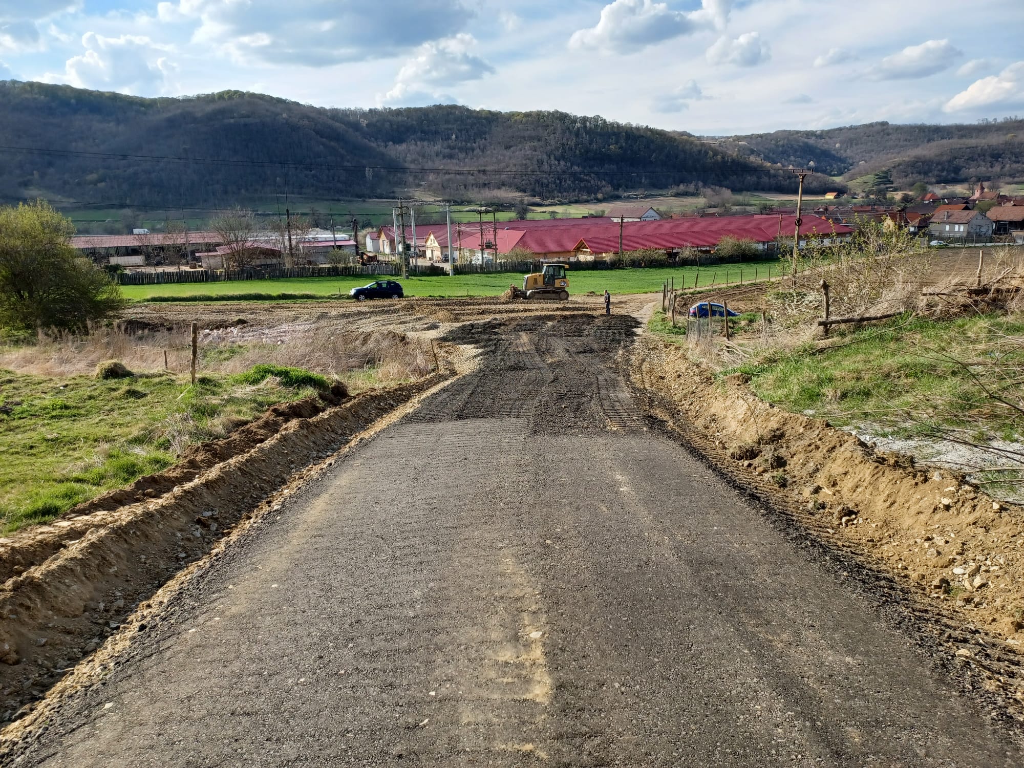Drum reabilitat şi pregătiri pentru noi lucrări în comuna Axente Sever
