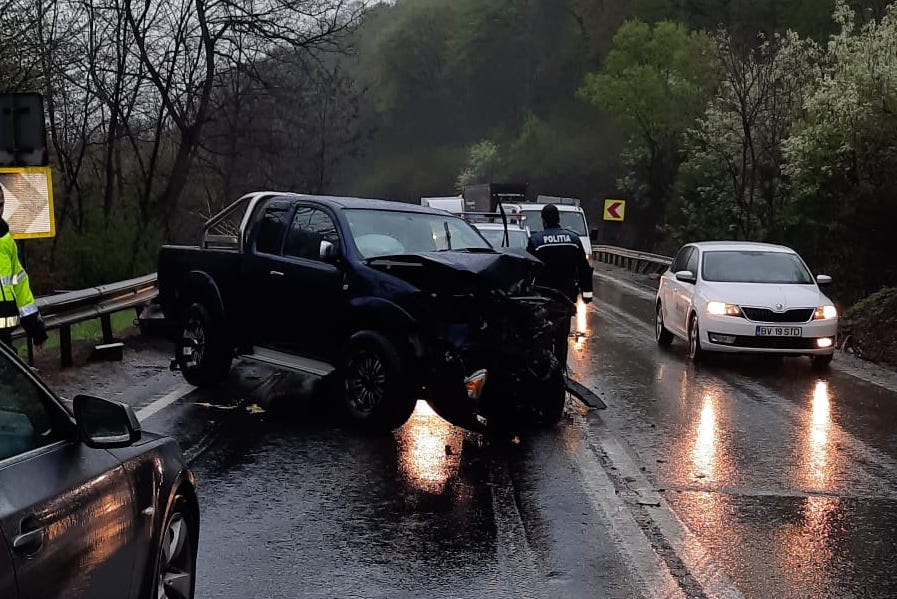Coliziune între o mașină și o cisternă, pe DN1, la Hula Bradului