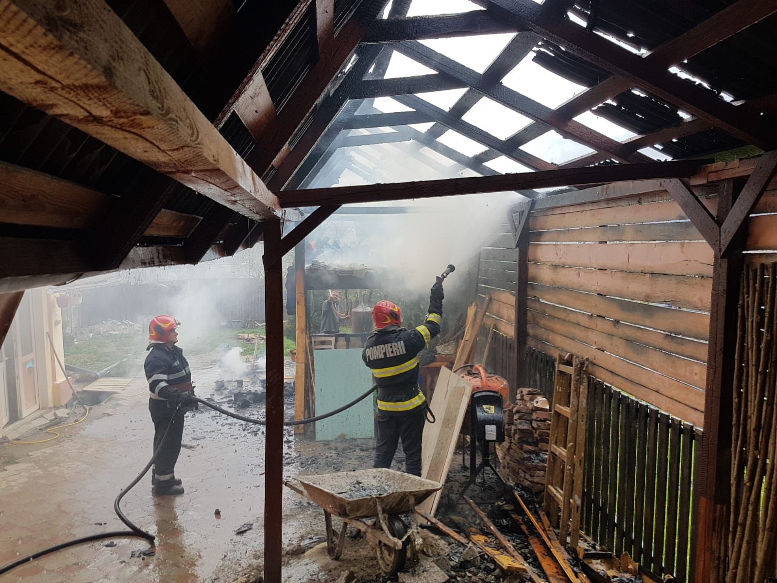 Incendiu la Dârlos. O filigorie din lemn a ars din cauza unui scurt circuit