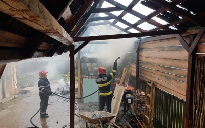 Incendiu la Dârlos. O filigorie din lemn a ars din cauza unui scurt circuit