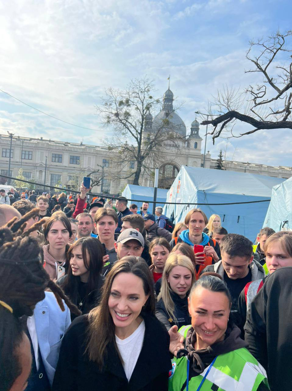 VIDEO Angelina Jolie este în Ucraina. I-a întâmpinat în gara din Liov pe refugiații din Donetsk
