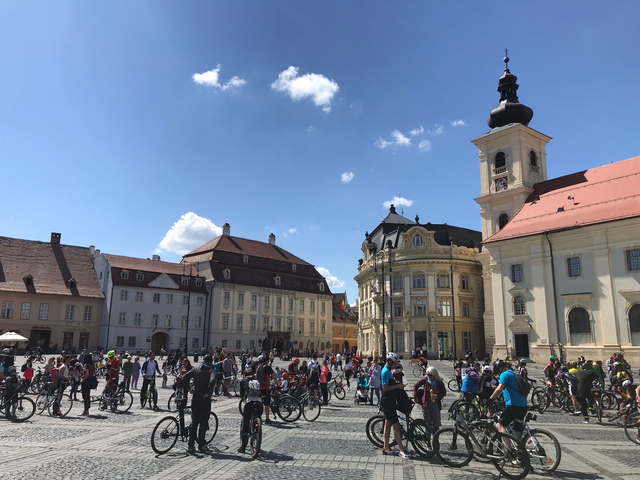 FOTO VIDEO Zeci de bicicliști în Piața Mare: „Dacă un copil de 10 ani se simte sigur pe bicicletă în trafic, înseamnă că orașul e sigur. Acolo am vrea să ajungem”