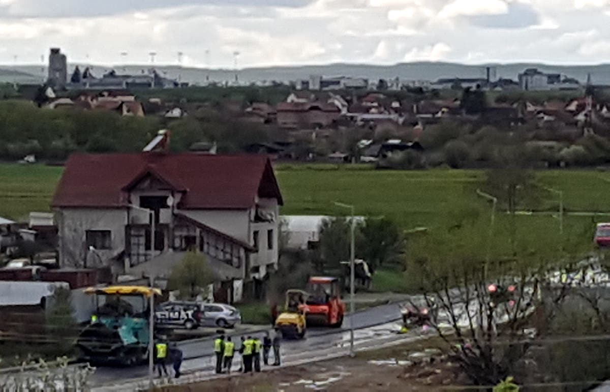 Reacția dură a unui consilier local după asfaltarea pe ploaie a drumului din Cîmpșor: ce i-ar fi durut dacă amânau o zi, să lucreze pe uscat și să fie siguri că fac un lucru bun?  Nu le pasă!