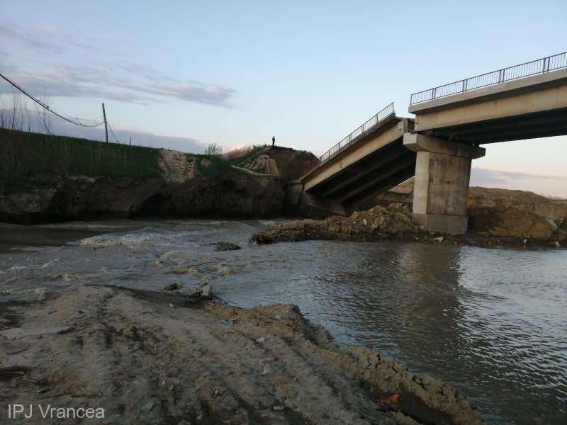IPJ Vrancea: Un capăt al podului peste râul Putna de la Vadu Roşca s-a prăbuşit