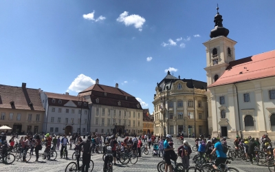 FOTO VIDEO Zeci de bicicliști în Piața Mare: „Dacă un copil de 10 ani se simte sigur pe bicicletă în trafic, înseamnă că orașul e sigur. Acolo am vrea să ajungem”