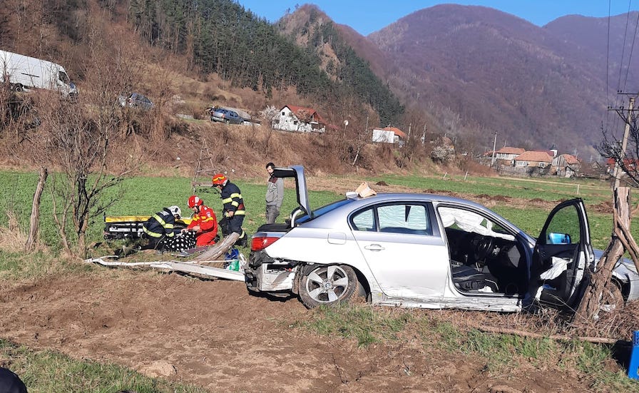ACTUALIZARE Accident grav la Câineni. Șoferul a murit