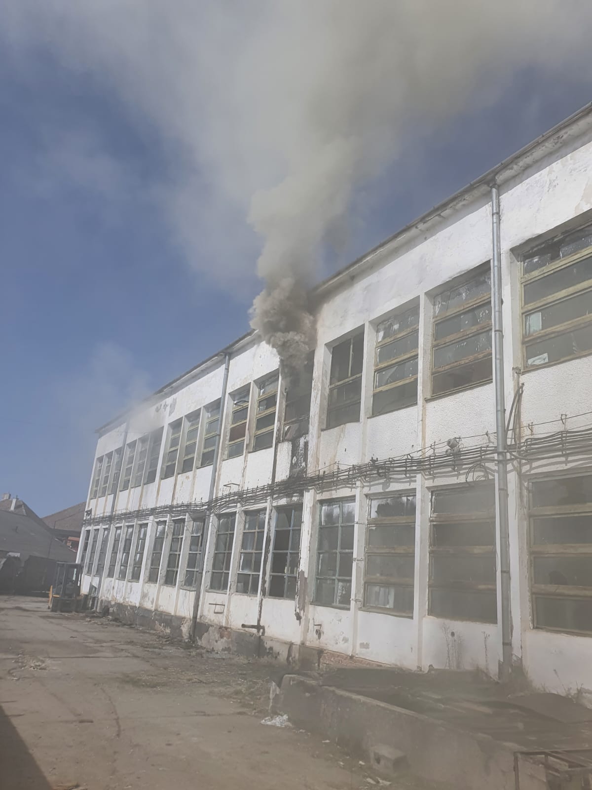 Incendiu la o hală dezafectată din Agnita. Focul a pornit de la un utilaj de vopsit