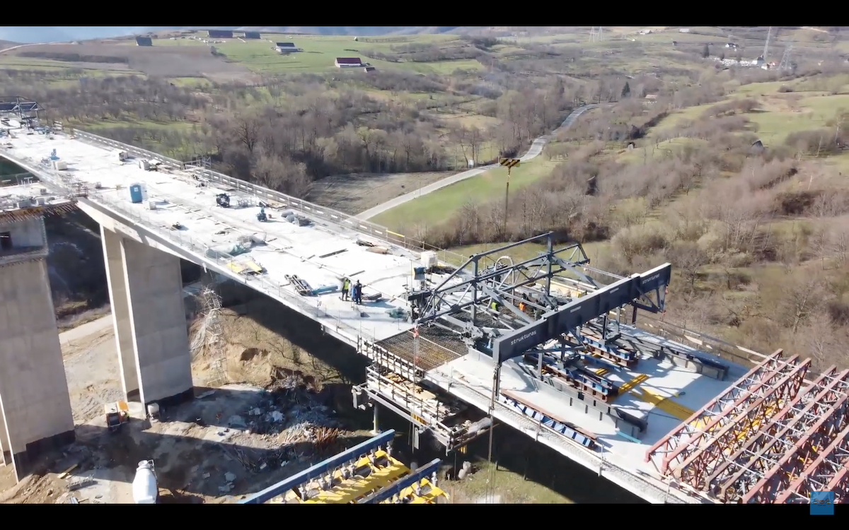 VIDEO Autostrada Sibiu - Boița: prima cale a viaductului turnat din cărucioare ”în balans” a fost betonată