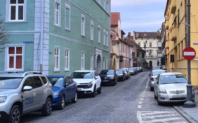 Se reduc locurile de parcare în centrul istoric al Sibiului: mai mult spațiu pentru pietoni