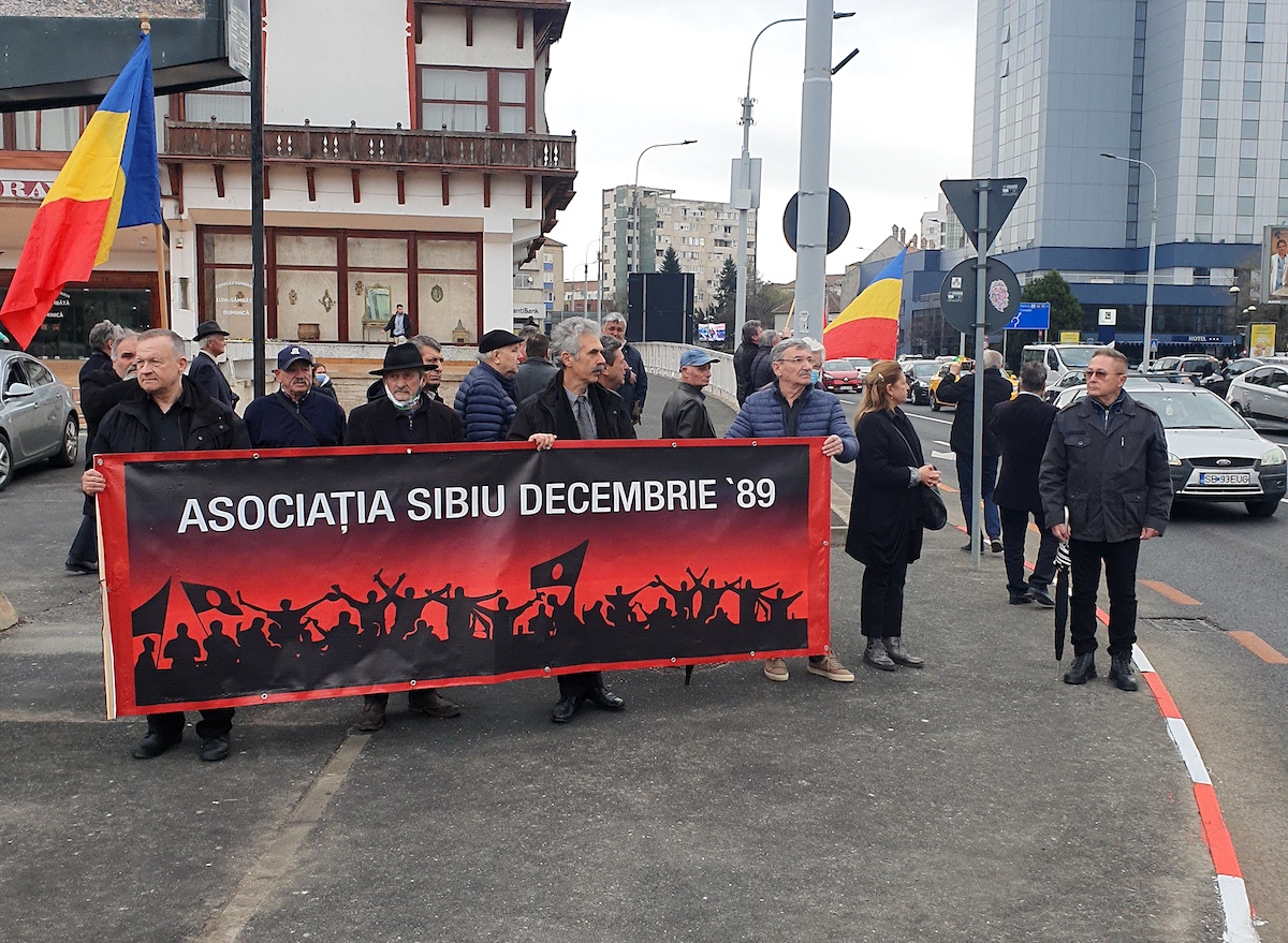 VIDEO Pe locul primei manifestații, revoluționarii sibieni l-au omagiat pe Puiu Fesan pe ultimul drum