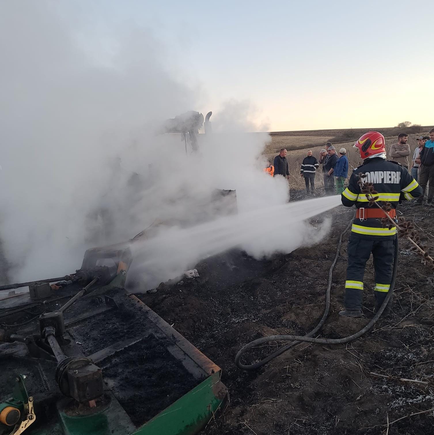 foc pompieri tractor câmp