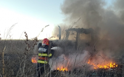 Un tractor a ars din cauza unui scurtcircuit, în Șeica Mică