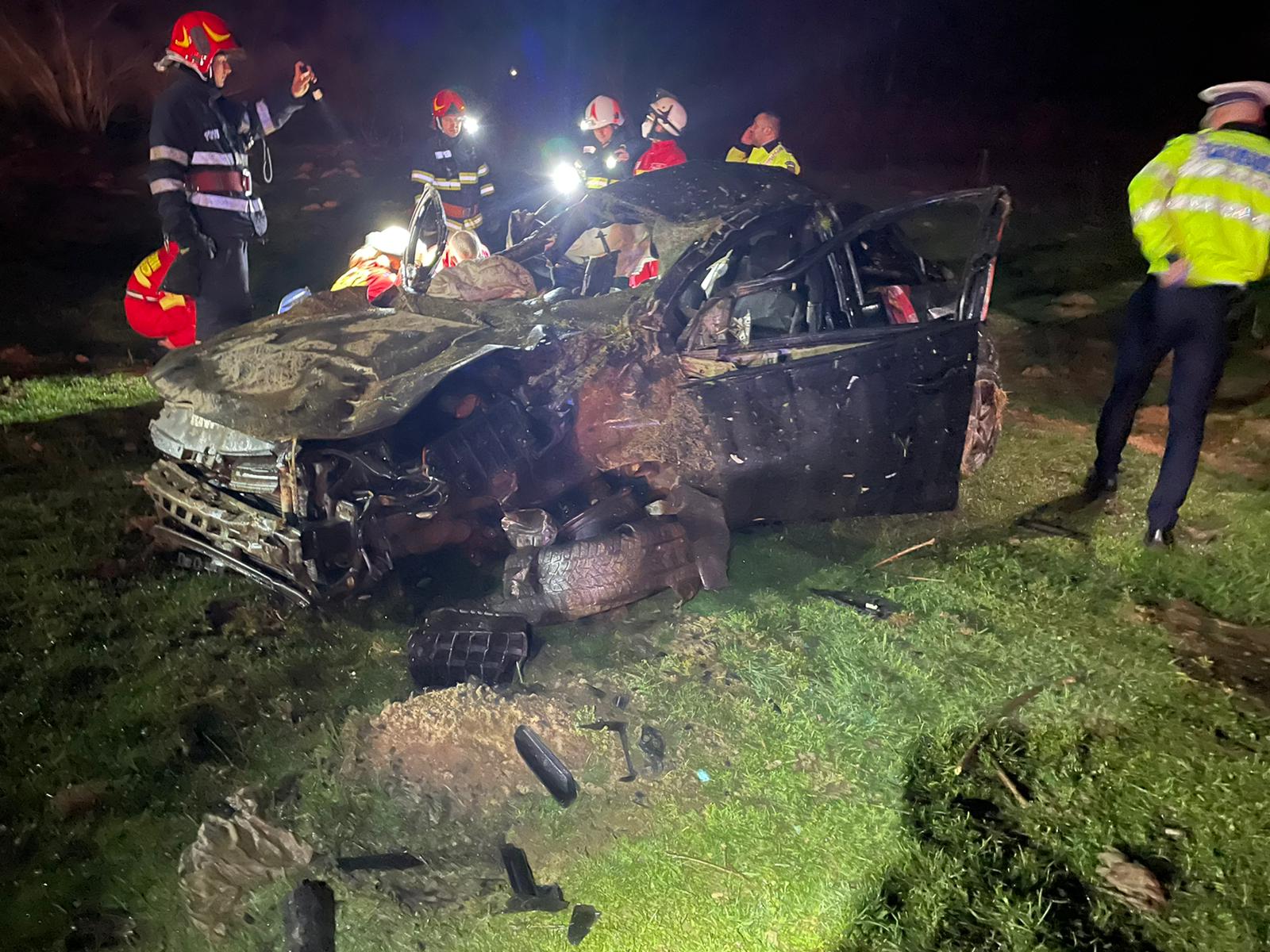 Actualizare. Un tânăr de 18 ani a murit în accidentul dintre Sibiu și Rășinari. Alți doi, tot de 18 ani, sunt răniți