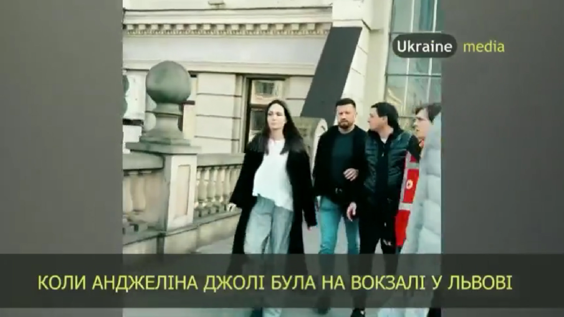 VIDEO Emoții pentru Angelina Jolie în Ucraina. Actrița a fost dusă într-un adăpost după ce au început să sune sirenele antiaeriene