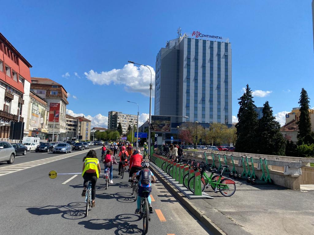 Cum se înțeleg șoferii cu bicicliștii în trafic? Polițistul sibian Ionuț Natea: Un biciclist pe stradă înseamnă un loc de parcare în plus