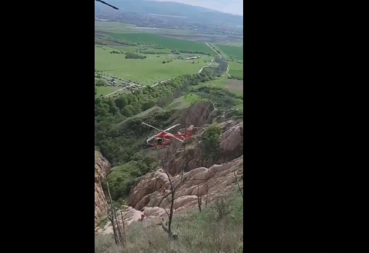 VIDEO Actualizare. Copiii care au căzut cu un ATV în Râpa Roşie, extraşi de salvatori. Au multiple traumatisme