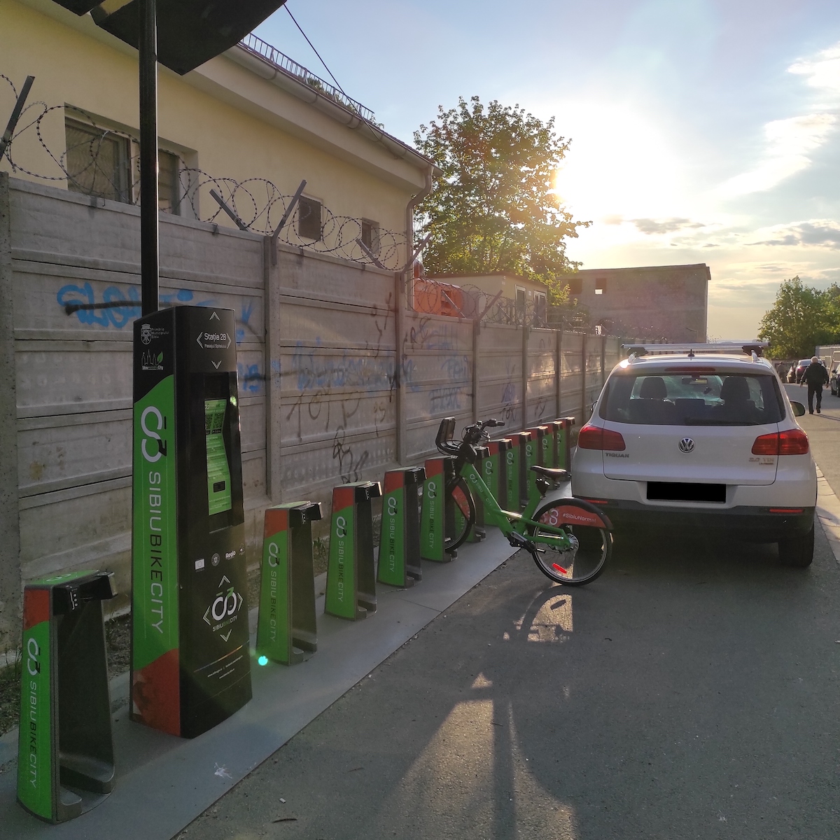 Între 200 și 350 de lei amendă și mașina ridicată pentru șoferii care blochează parcările de biciclete