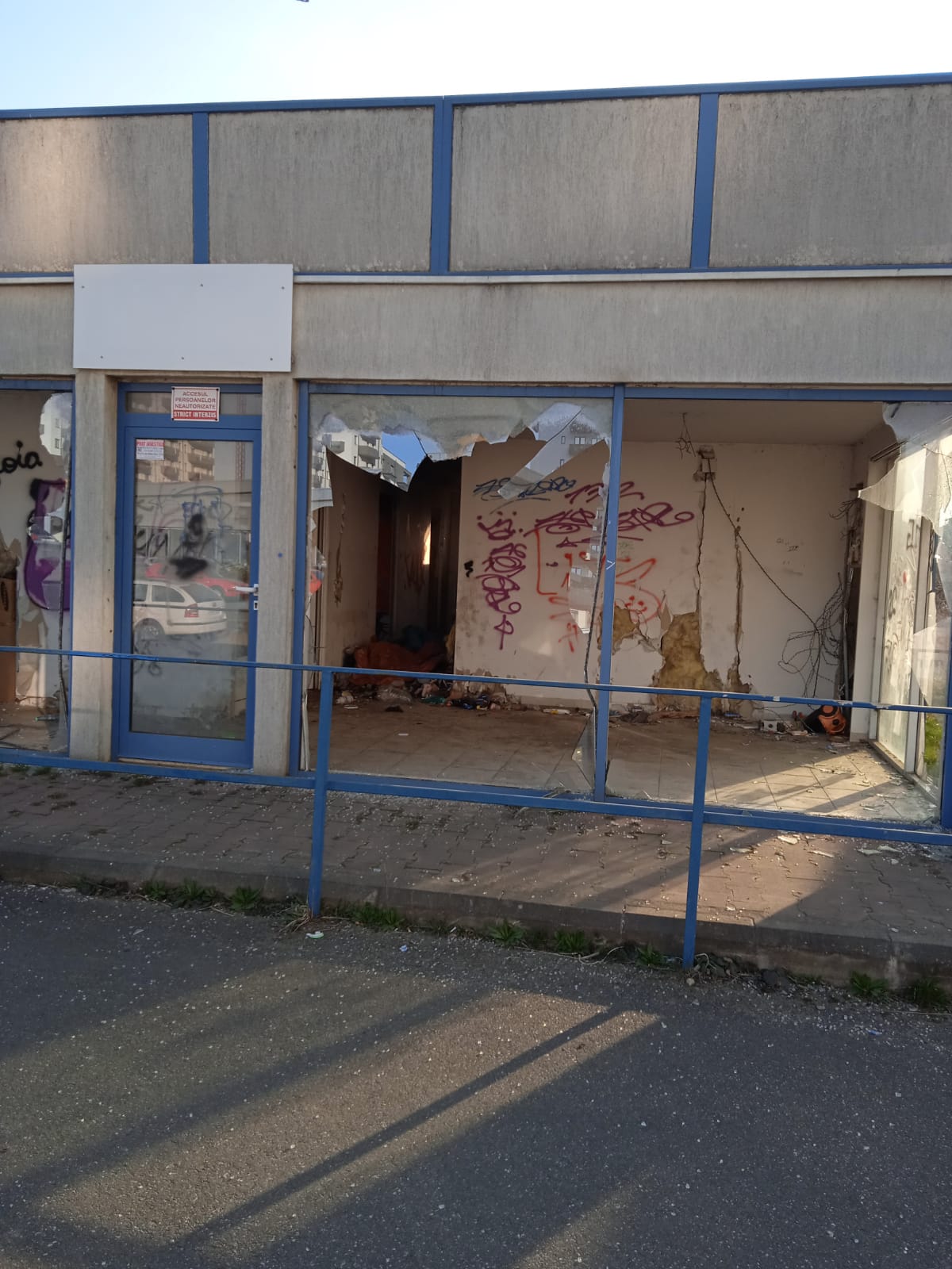 FOTO-Focar de infecție în fața a două mari supermarketuri. Reacția Poliției Locale