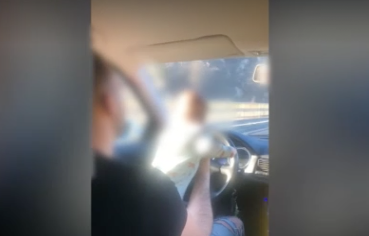 Dosar penal pentru bărbatul care și-a filmat bebelușul la volan pe Valea Oltului